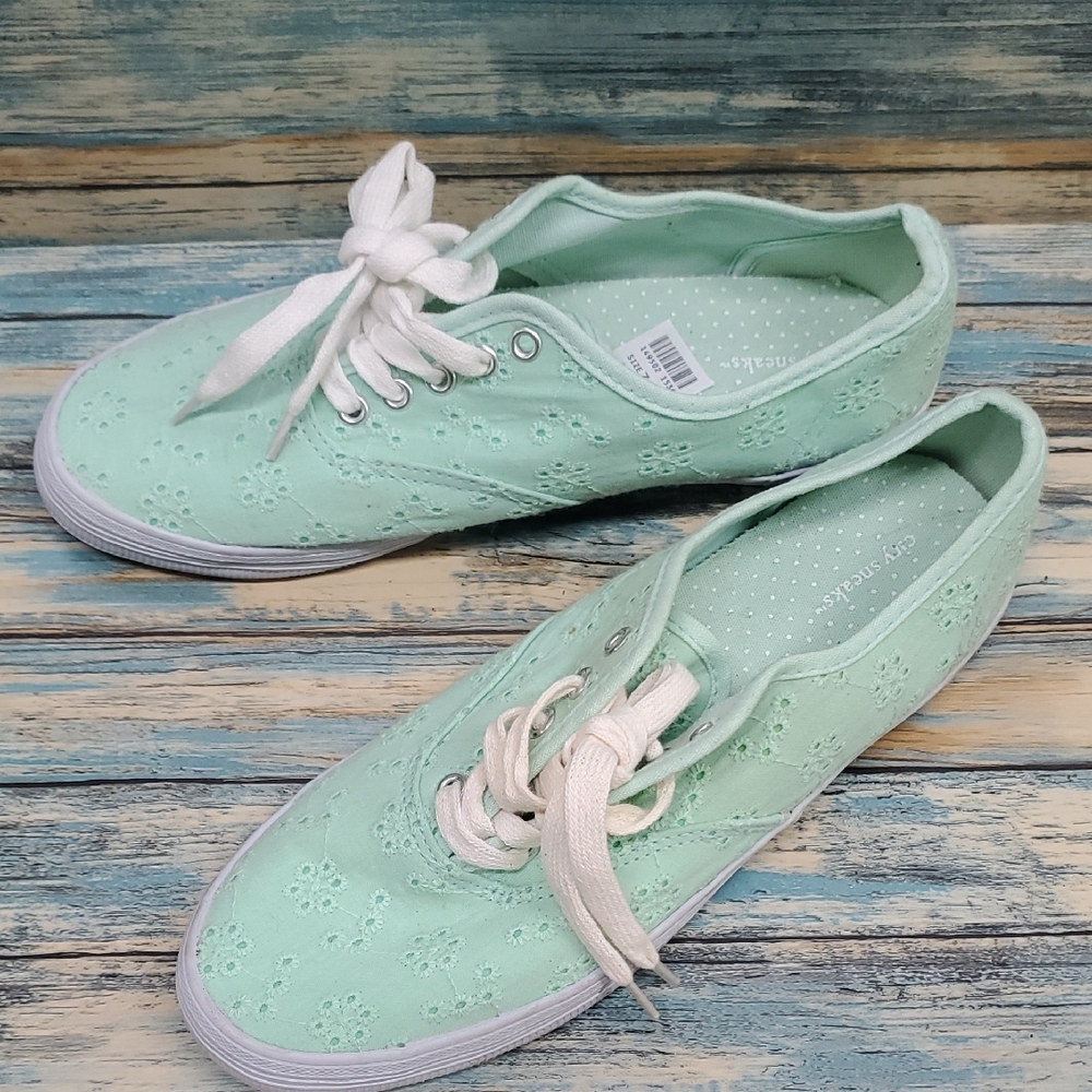 Green and White Casual Lace-Up Sneakers